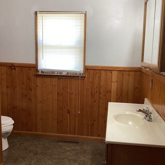 Building Photo - COMING SOON: CUTE 3 BEDROOM / 1 BATHROOM HOUSE IN LAMAR MO!! WITH CAR GARAGE!