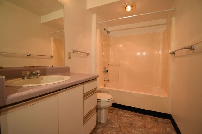Building Photo - 3-Bedroom, 1-Bathroom Apartment in the Hea...