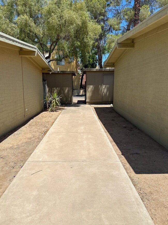 Building Photo - 1229 E Drachman St