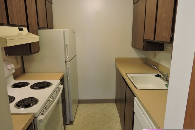 Building Photo - Twin Maple Apartments