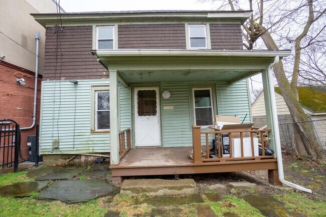 Building Photo - AVAILABLE 6/1/26 - House for Rent Near Sho...