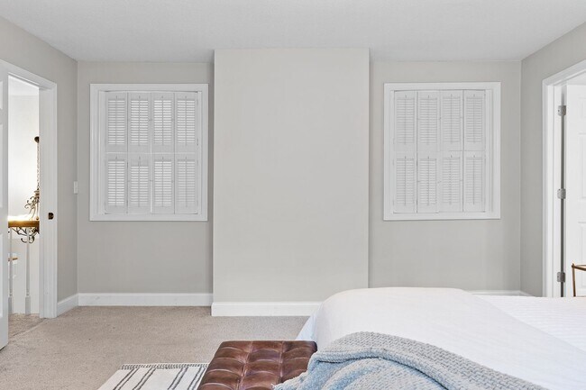 Building Photo - 4 bedroom 2.5 bath house with lawncare, in...