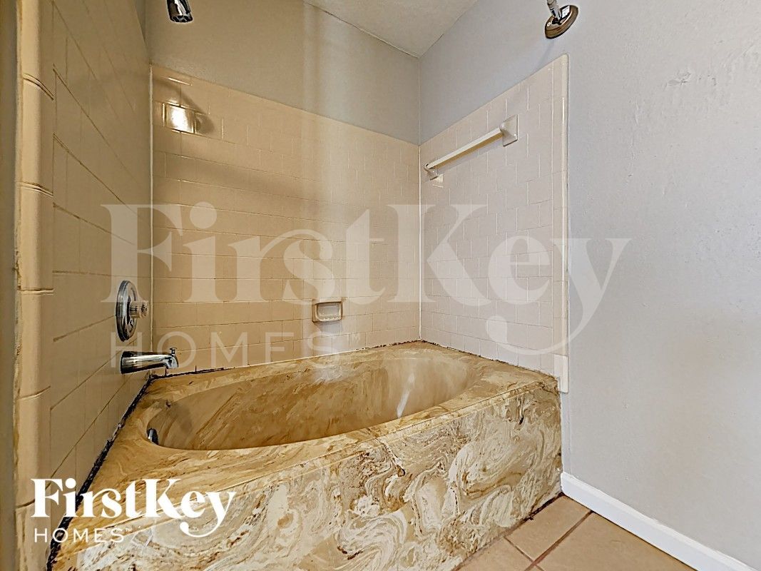 Building Photo - 2106 Hazyknoll Ln