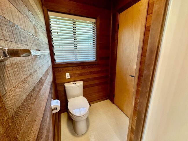 Building Photo - 1204 N Brooklane St