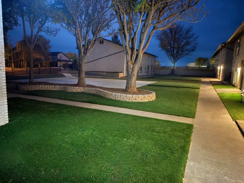 Building Photo - 806 Yucca Dr