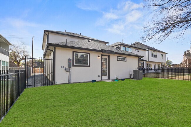 Building Photo - 2107 Pueblito Dr