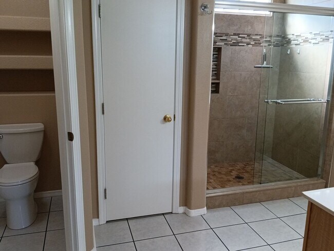 Building Photo - 3 Bedroom, 2 Bathroom Home! Schedule a Showing!