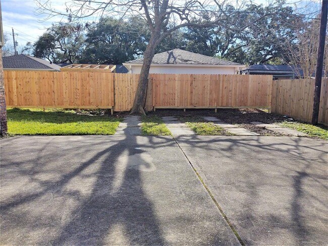 Building Photo - 425 N Wisconsin Ave