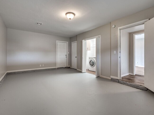 Building Photo - Charming Home in OKC + 4 bedrooms