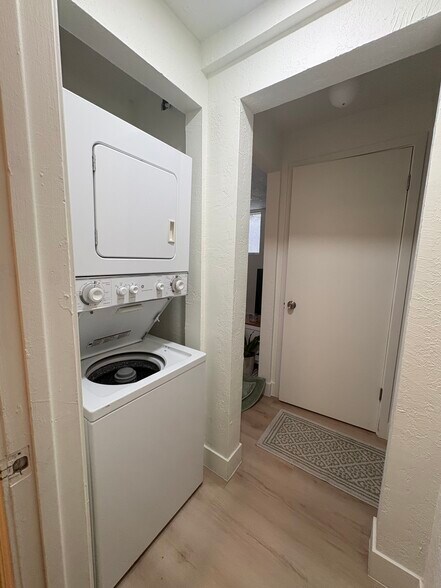 Building Photo - 727 E 600 S