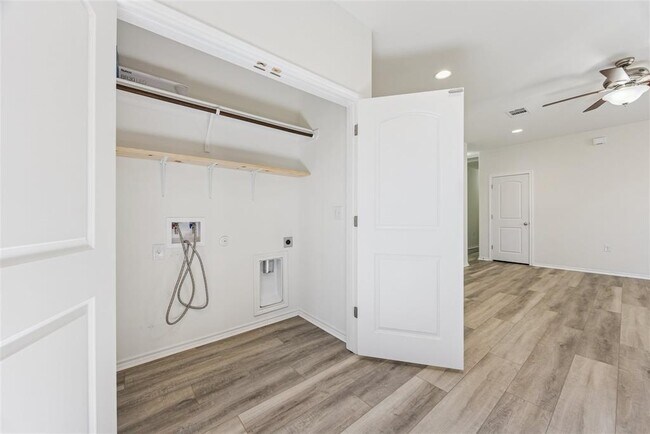 Building Photo - 6401 Graymont Dr