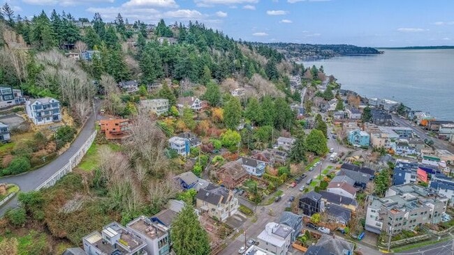 Building Photo - Quintessential West Seattle Townhome with Air Conditioning