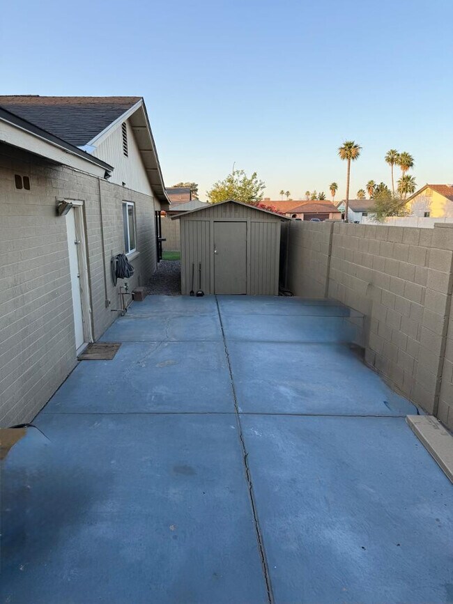 Building Photo - 2051 E Pueblo Ave