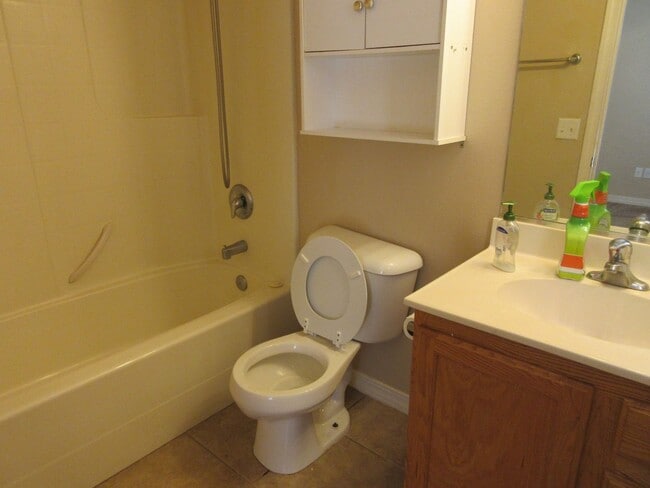 Building Photo - 3 bedroom -2 Bathroom -Twinhome in Lamplight