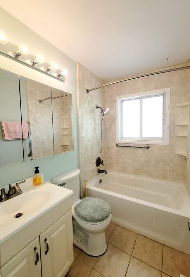 Building Photo - MOVE IN SPECIAL! 4 Bedrooms • Big Backyard...