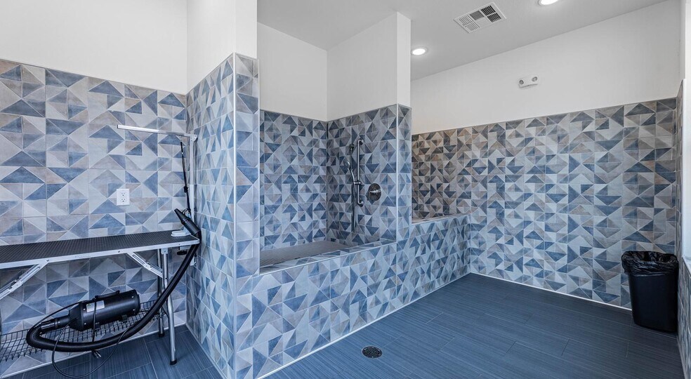 Building Photo - 241 N Overlook Dr