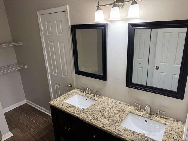 Building Photo - 3047 Regal Park Ct