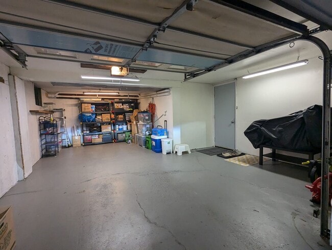 Building Photo - Beautiful 3-bedroom, 1.5-bathroom split-le...