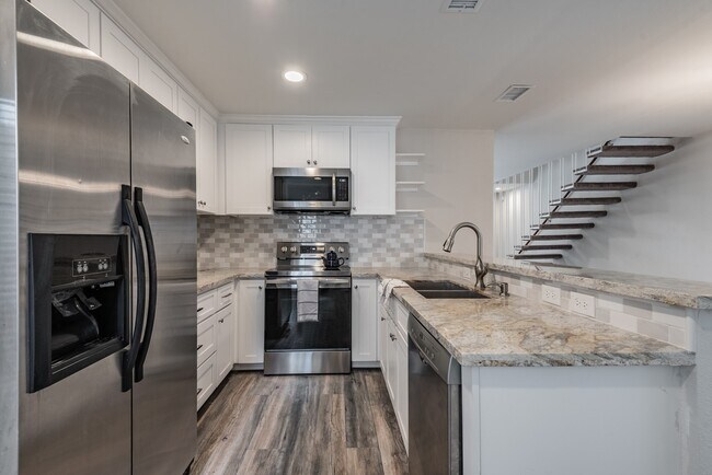 Building Photo - 2121 Fountain View Dr