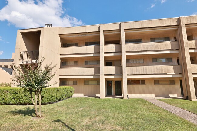 Building Photo - 12600 Melville Dr