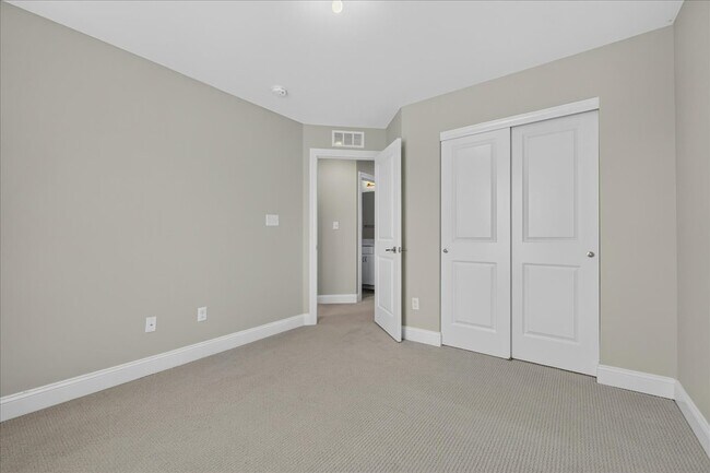 Building Photo - 8013 Central Park Dr