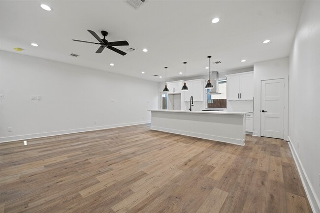 Building Photo - 8421 Venus St