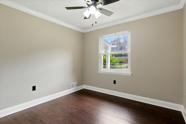 Building Photo - 643 University Dr