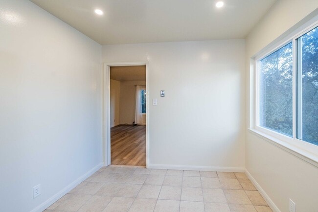 Building Photo - Top Floor 1BR/1BA. Renovated! DISHWASHER! ON-SITE LAUNDRY!