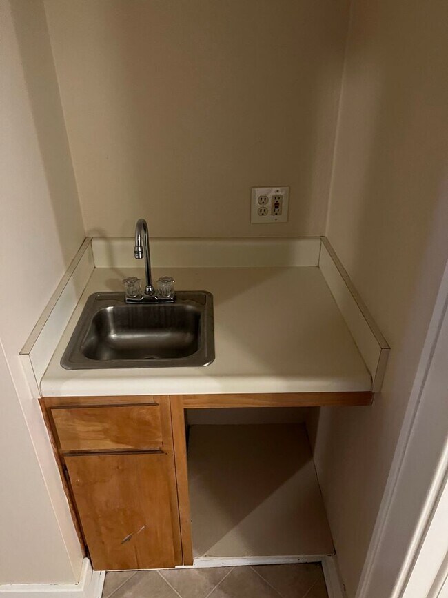Building Photo - Charming and Spacious 4 Bed, 2.5 Bath Home near Downtown