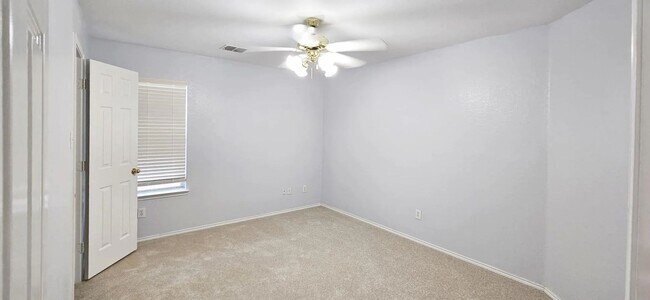 Building Photo - Amazing 4 b+2.5b Single family
