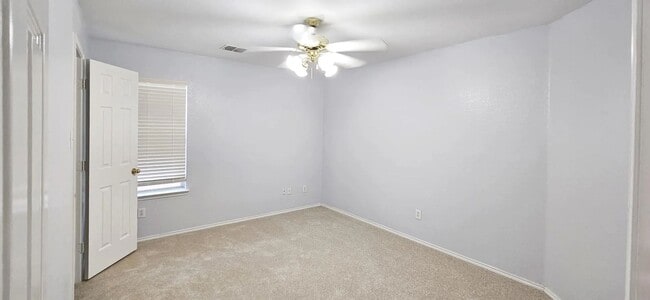 Building Photo - Spacious 2,324 Sqft 4-Bedroom Home with Gr...