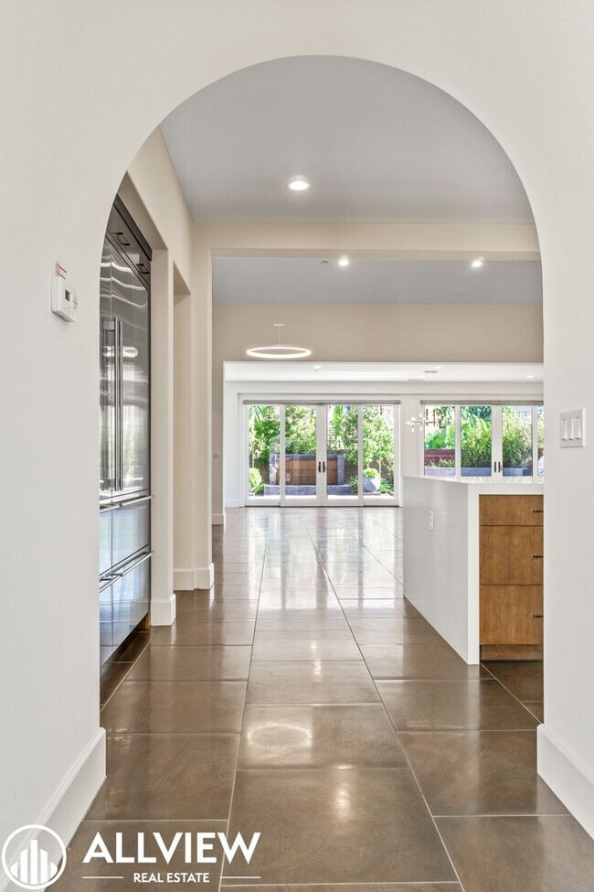 Building Photo - Luxurious and Rare 5 Bed 5.5 Bath Located ...
