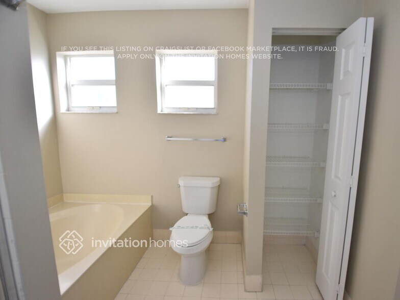 Building Photo - 1359 SW 105th Ave