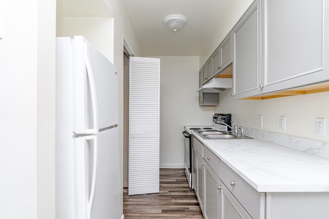 Building Photo - 209 N Woodland Dr