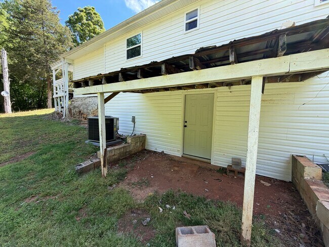 Building Photo - Hamptonville - HWY 901 - 3 Bedroom/ 1 Bathroom