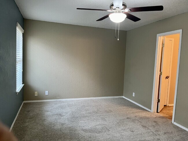 Building Photo - "Charming 3-Bedroom Home with 2 Full Baths in New Braunfels – 1,425 Sq Ft of Comfort on Cherokee ...