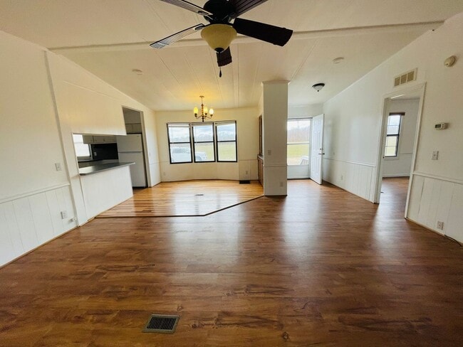 Building Photo - 3 BR, 2 BA doublewide in Pikeville school district