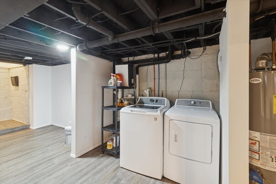 Building Photo - 671 W Clark Rd