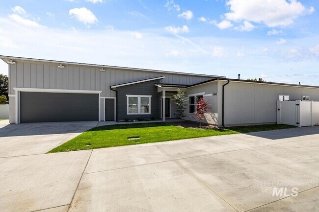 Building Photo - 10494 W Shields Ave