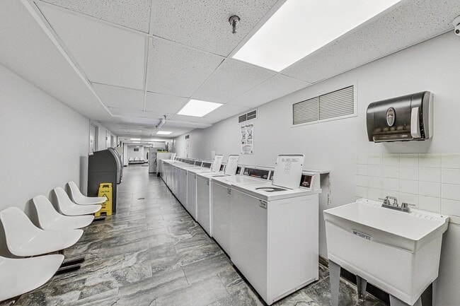 Building Photo - 1212 N La Salle Dr