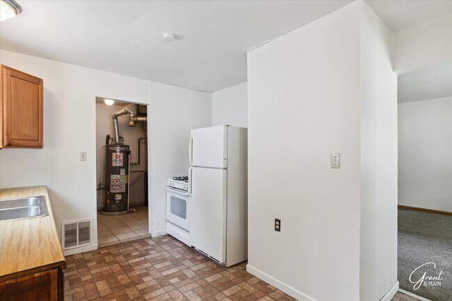 Building Photo - 3 bedroom ranch $1250 - Lease Special