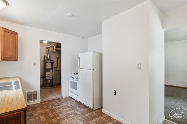 Building Photo - 3 bedroom ranch $1300 - Lease Special