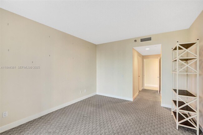 Building Photo - 21150 Point Pl