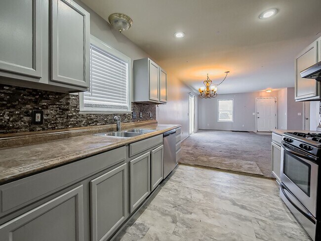 Building Photo - Spacious 3-Bedroom Home in a Great Pontiac Location!