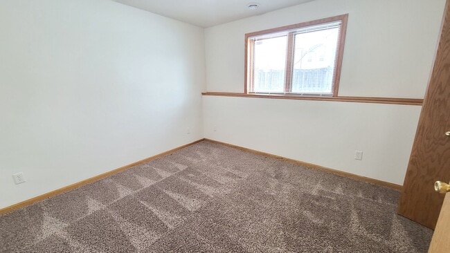 Building Photo - 5 Bedroom, 3 Bath - Triple Garage - Fenced yard Home