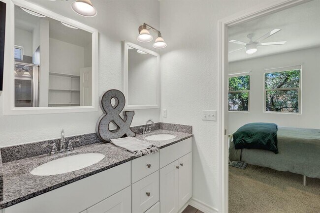 Building Photo - 216 Mary Max Cir