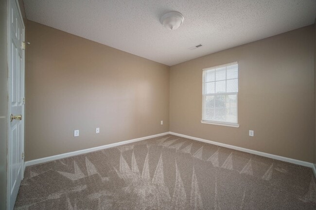 Building Photo - 3 minutes from University of Montevallo********** Villa Style Home*********Affordable Rent