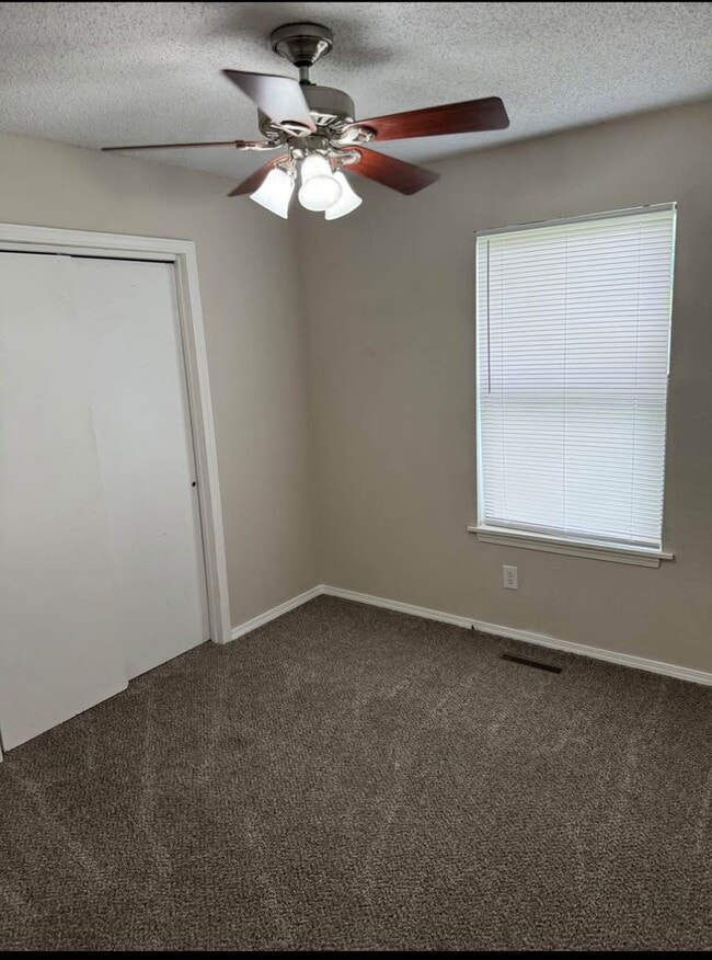 Building Photo - Move in Ready