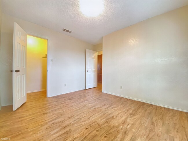 Building Photo - 2 br, 1 bath Condo - 404 Kenniston Dr B B