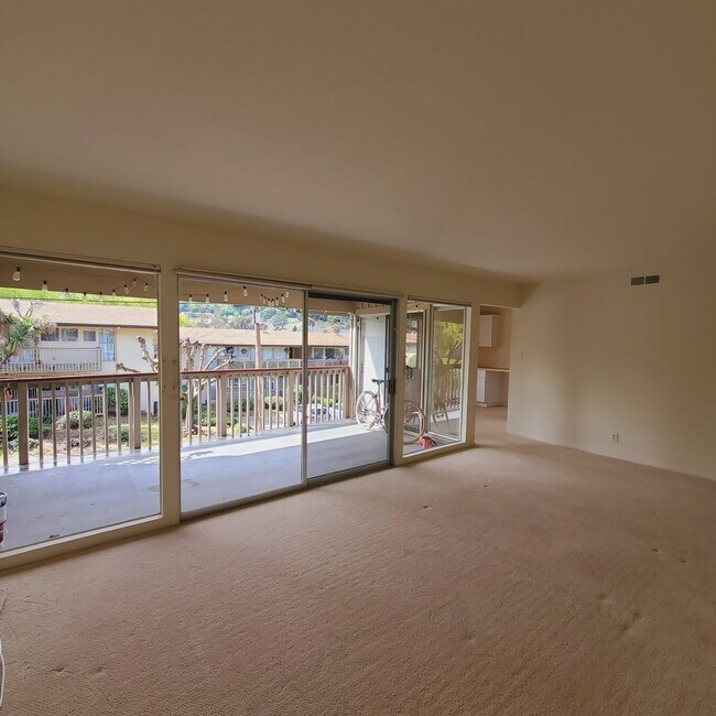 Building Photo - Pinole Crest 2 bedroom/2 bath Condo ~Light...